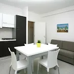 Comfortably Furnished Flat Near The Sea 公寓